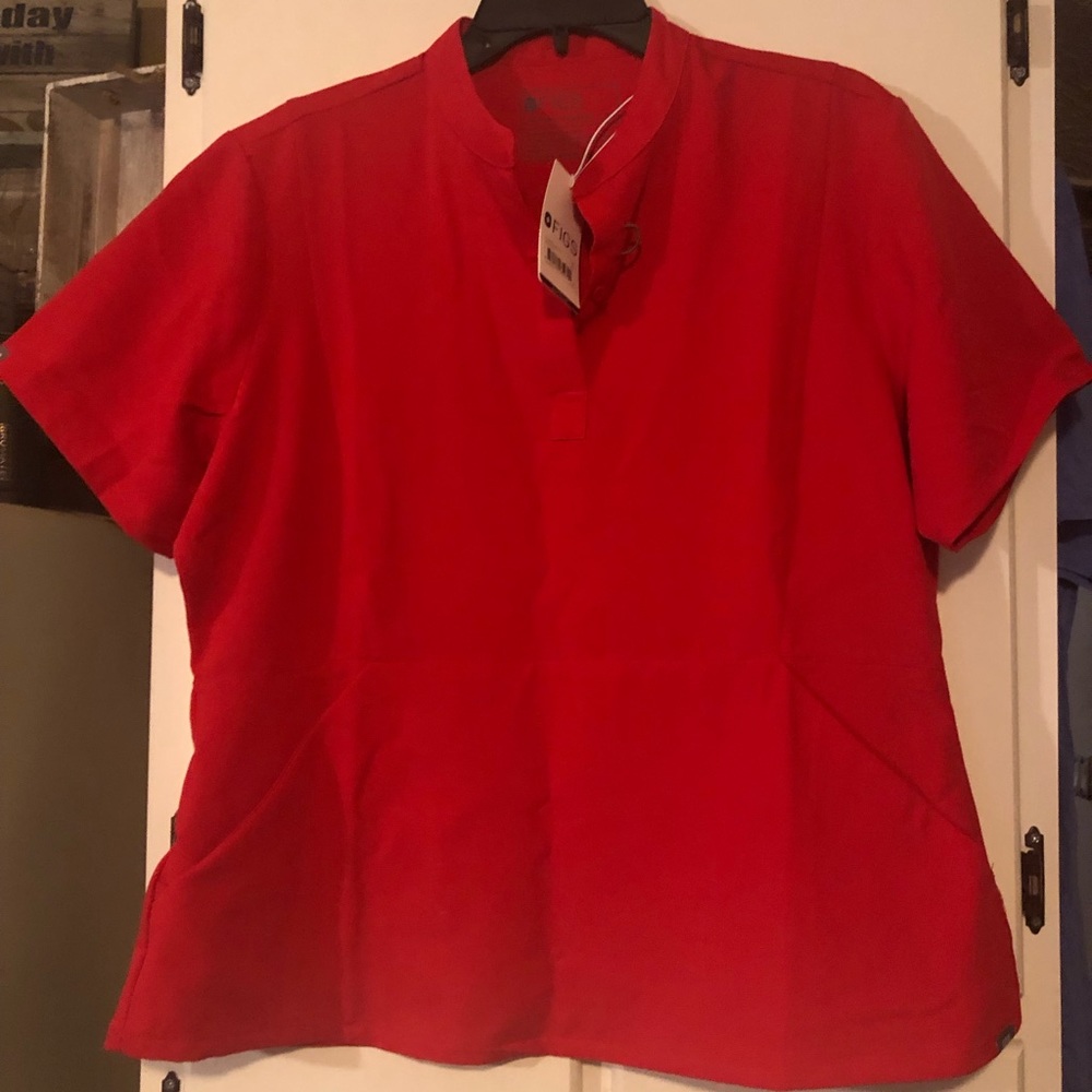 Figs pop red Insiza top slim fit